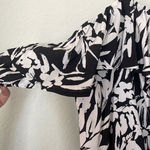 NWT Black and White off-the-shoulder top size Medium - Picture 3 of 5